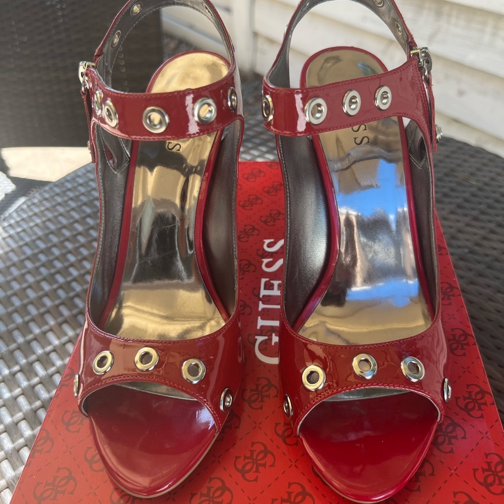 GUESS MEDIUM RED PATENT LEATHER Sz 9 1/2